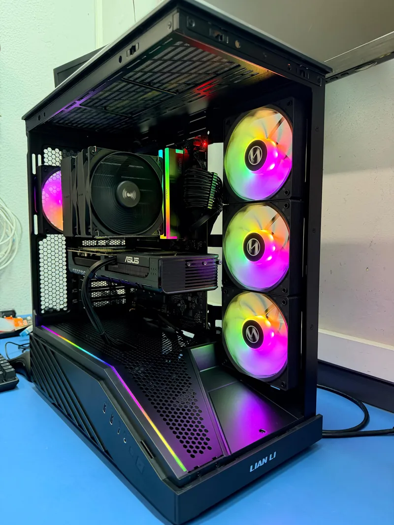 Build gaming a medida con iluminación RGB en caja Lian Li montado por ContraPC