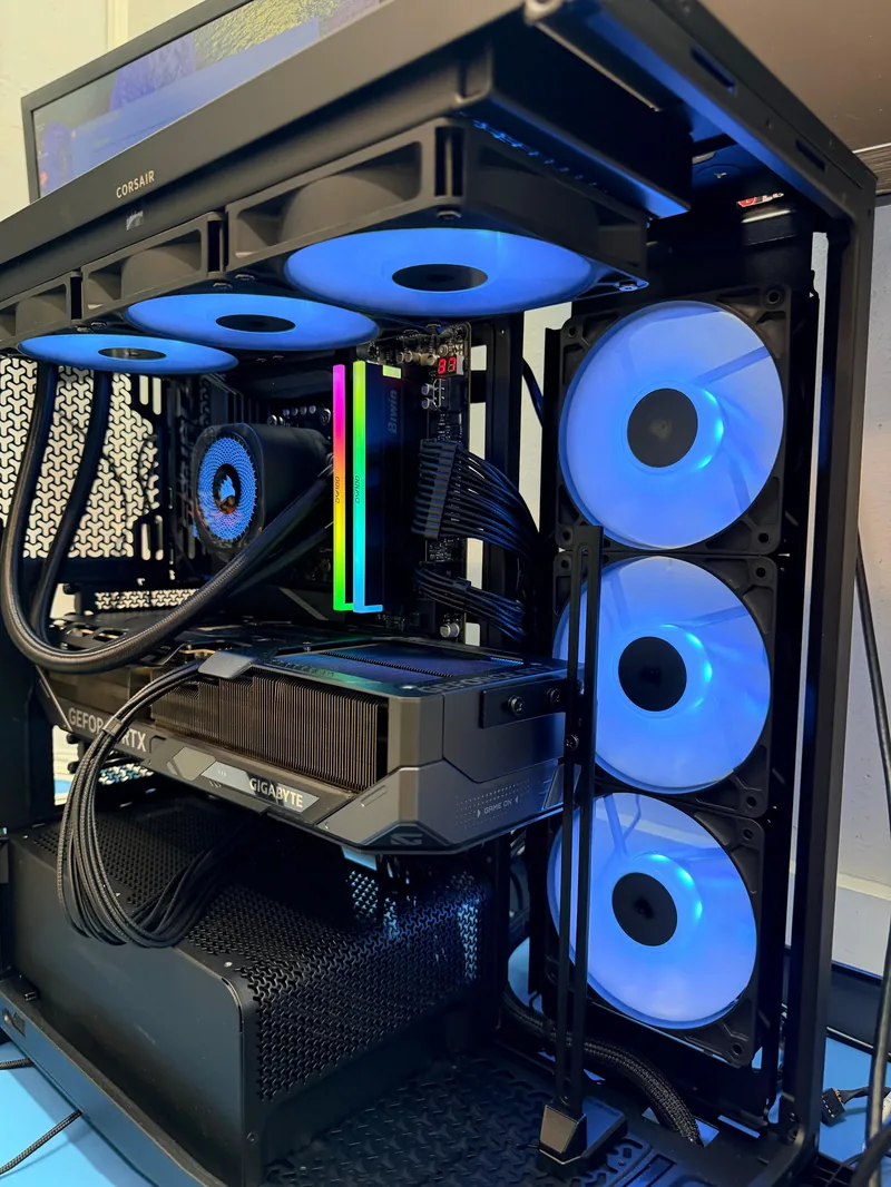 PC gaming a medida con iluminación azul y GeForce RTX, montado a mano en el taller de ContraPC en Madrid