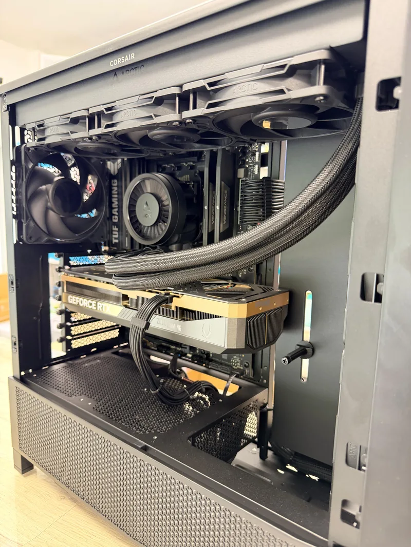 Workstation profesional con acabado sobrio y GeForce RTX, montada a mano por ContraPC en Madrid