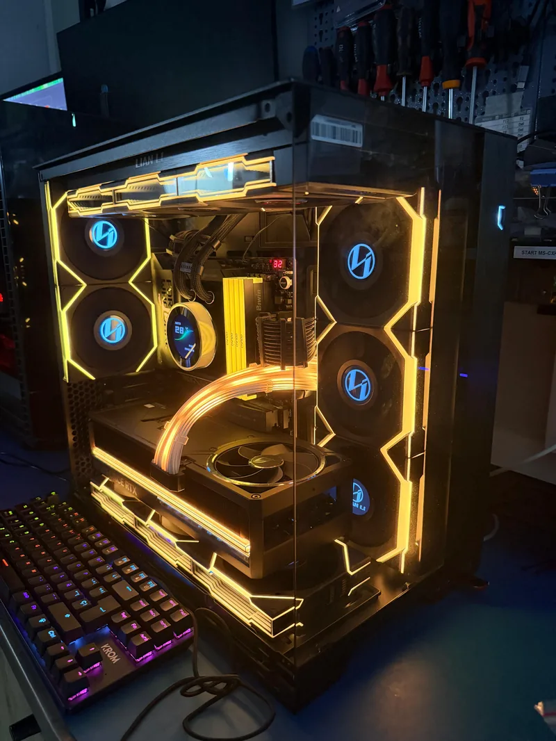 PC gaming a medida con iluminación personalizada y refrigeración líquida montado por ContraPC